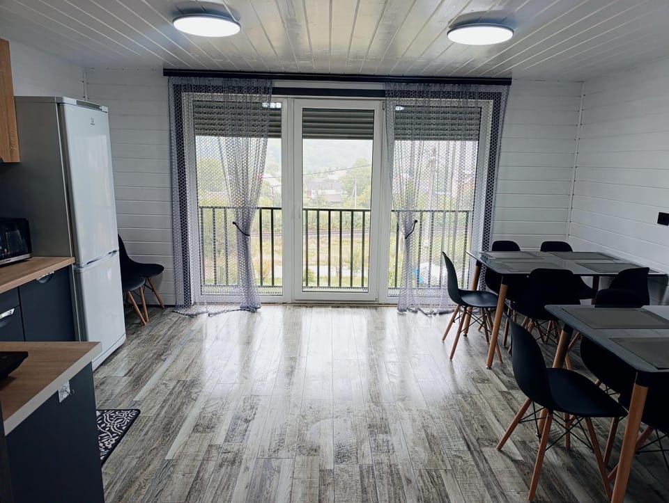 Kitchen or kitchenette, Dining area