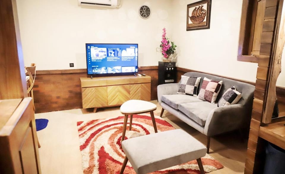 Communal lounge/ TV room, TV and multimedia, Living room, Family