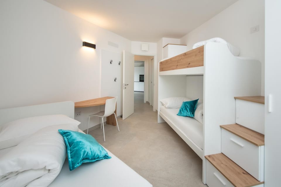 Bedroom, bunk bed