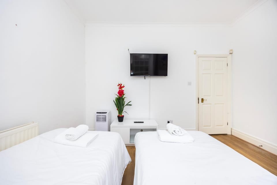 Bed, TV and multimedia, Photo of the whole room, Bedroom, towels