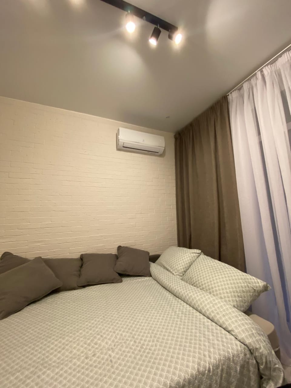 Bed, Photo of the whole room, Bedroom, air conditioner