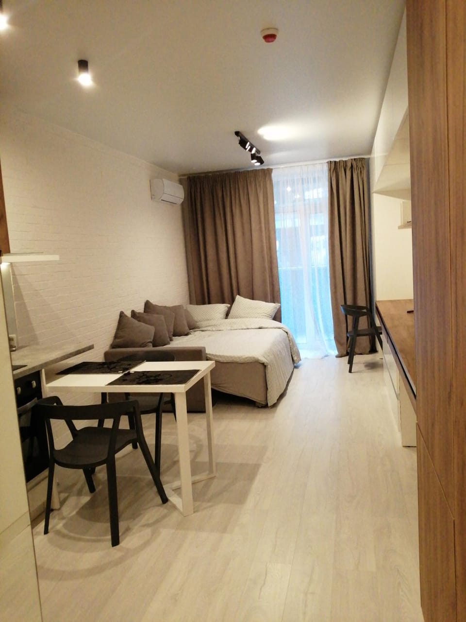 Bed, Photo of the whole room, air conditioner