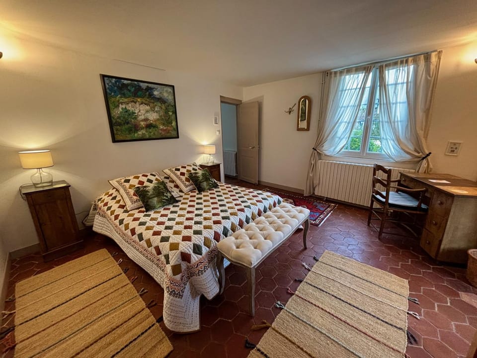 Photo of the whole room, Bedroom