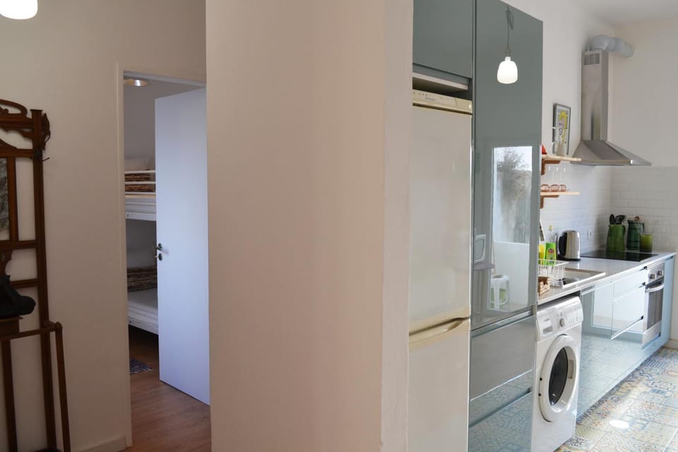 Bed, People, Kitchen or kitchenette, Food and drinks, Dining area, Food, Food, Guests, children, older children, group of guests, Family, locker, pet friendly, stove, towels, kitchen