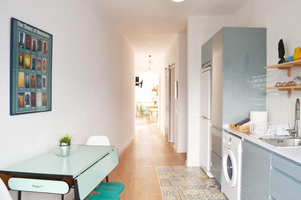 People, Kitchen or kitchenette, Decorative detail, Seating area, Dining area, Food, Guests, Meals, children, older children, Family, locker