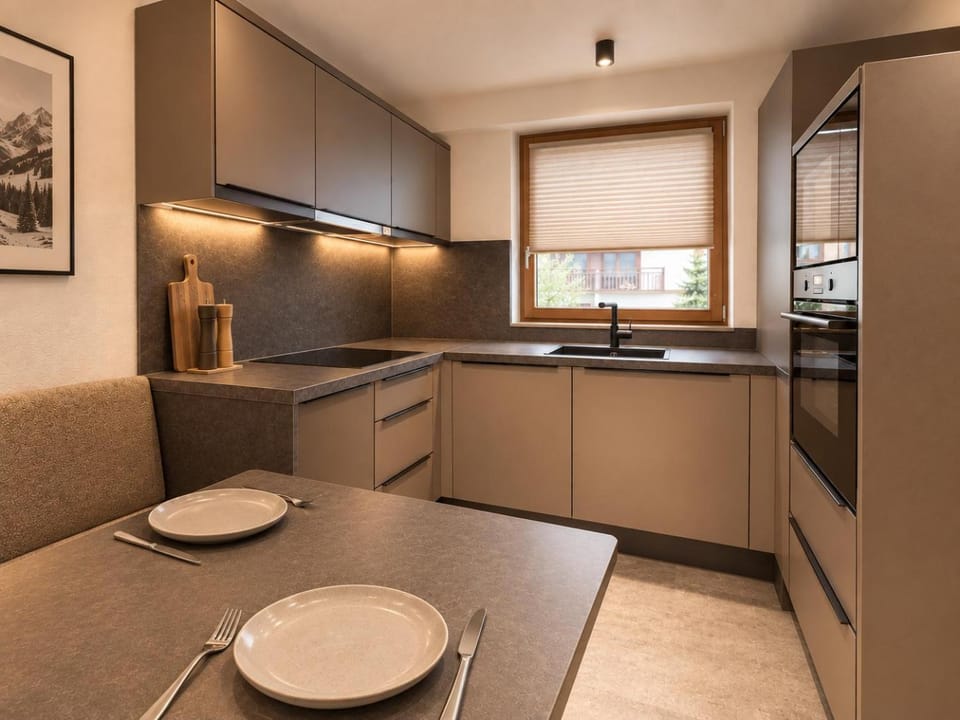 Kitchen or kitchenette, Dining area