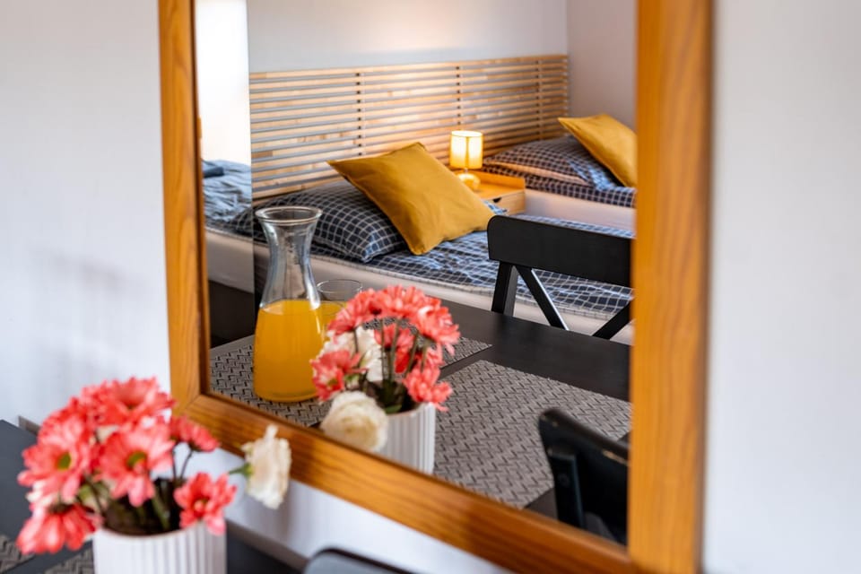 Bed, Photo of the whole room, Seating area, Dining area, Bedroom