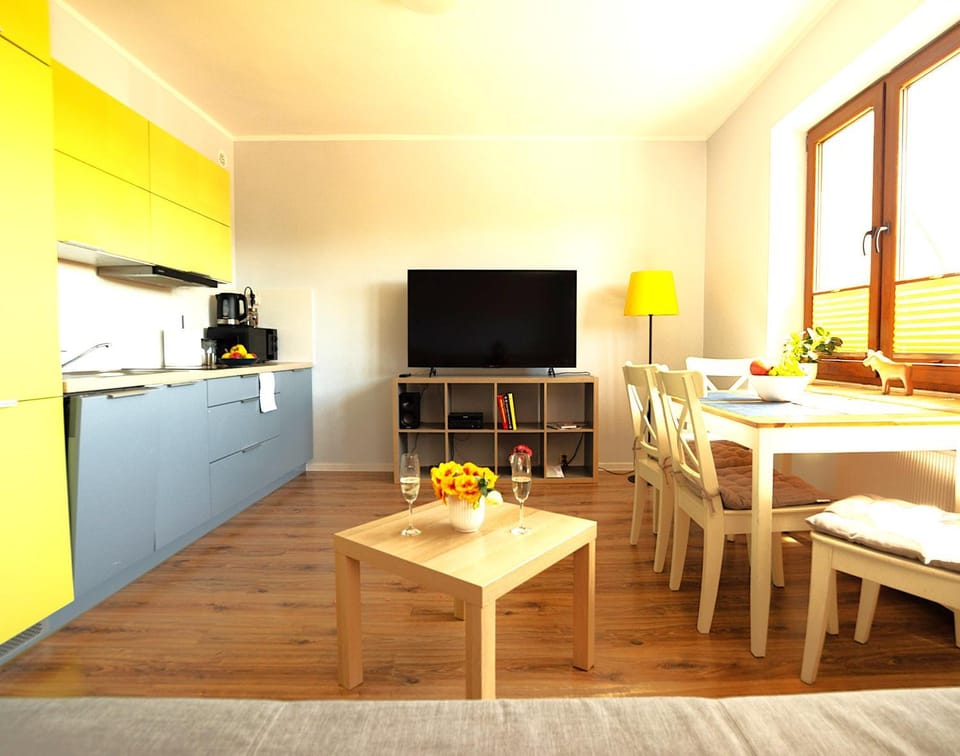 TV and multimedia, Kitchen or kitchenette, Living room, Seating area, Dining area, oven, stove
