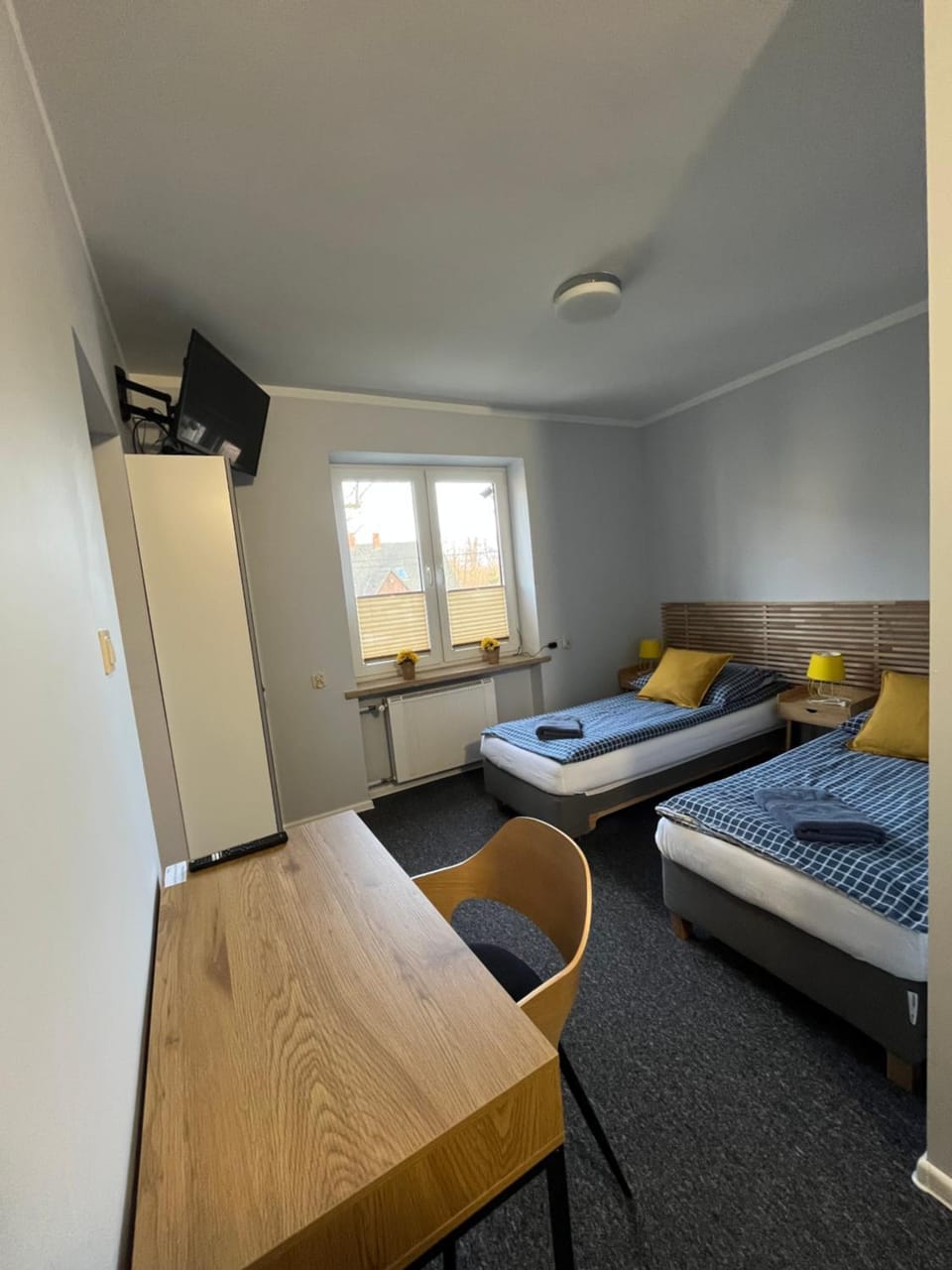 Bed, TV and multimedia, Seating area, Bedroom