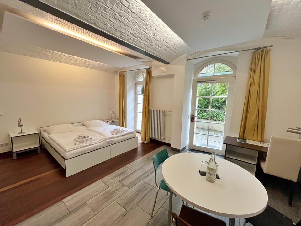 Bed, Seating area