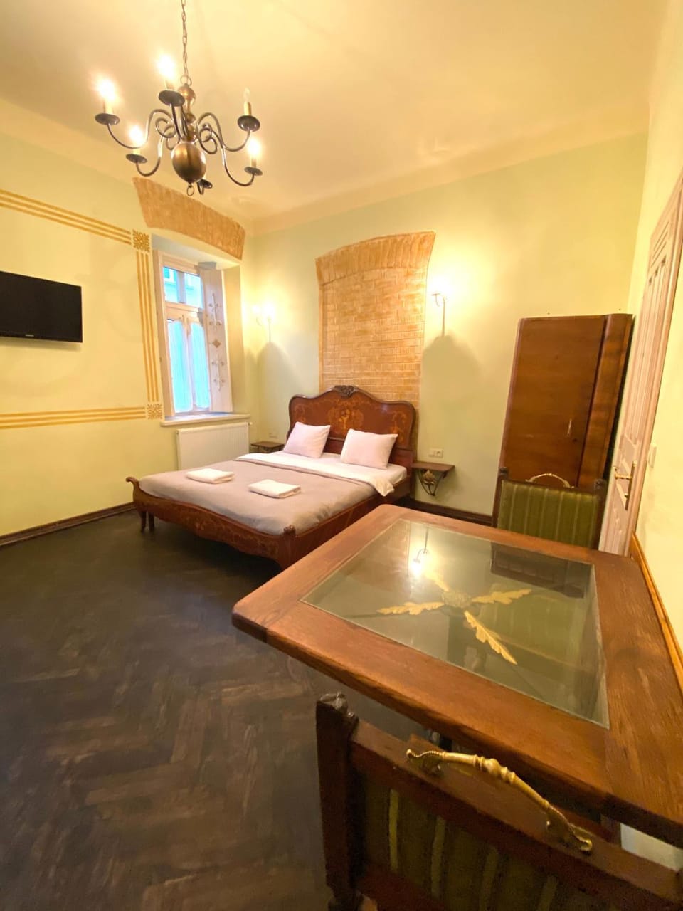 Photo of the whole room, Dining area