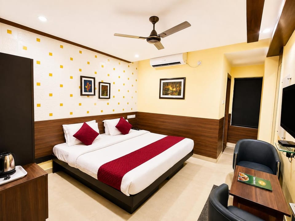 Bed, TV and multimedia, Photo of the whole room, Bedroom