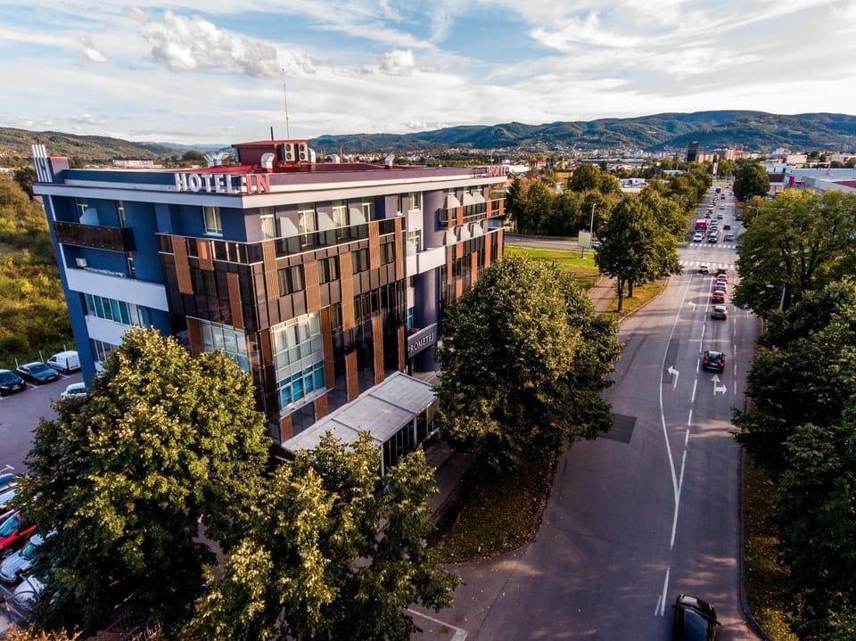 Property building, Facade/entrance, Property logo or sign, Neighbourhood, Bird's eye view, Balcony/Terrace