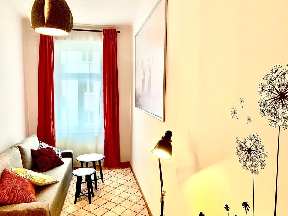 Toilet, TV and multimedia, Living room, Seating area