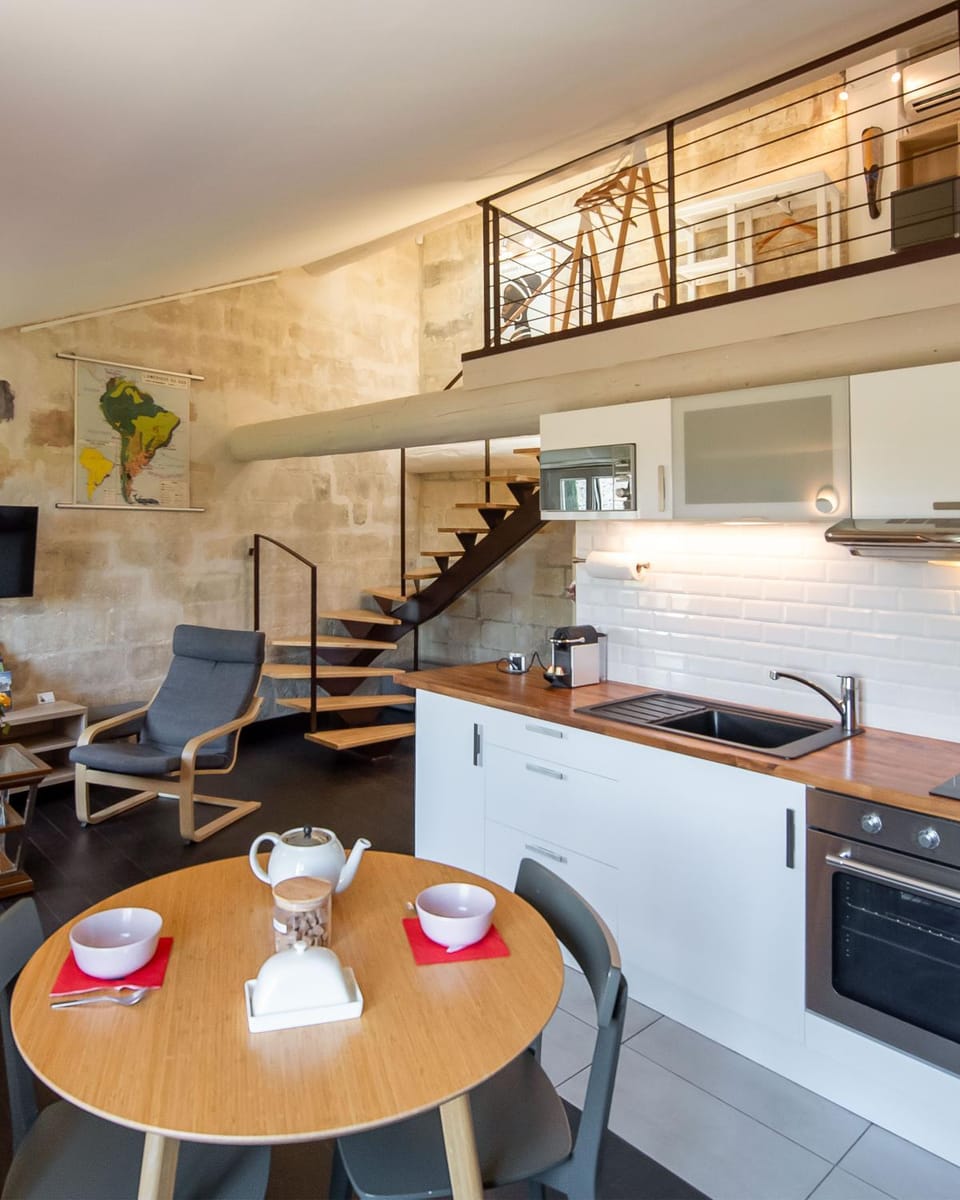 Kitchen or kitchenette, Dining area, stove