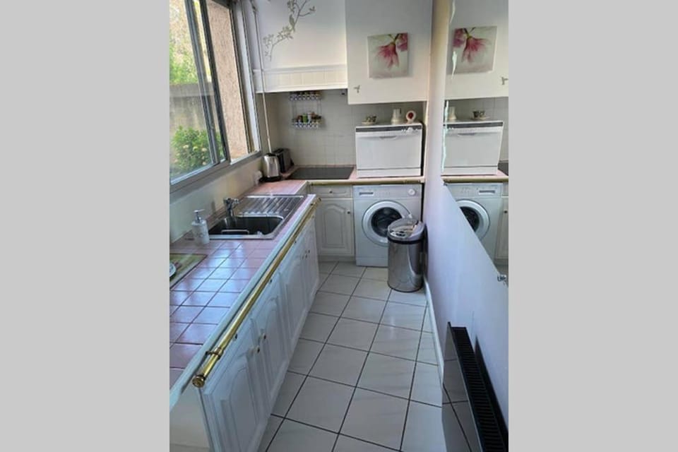 LE PORTE VERRIER - MEUBLE CLASSE 3étoiles - Hypercentre - Terrasse 30M2, Vue Parc Apartment in Auvergne-Rhône-Alpes