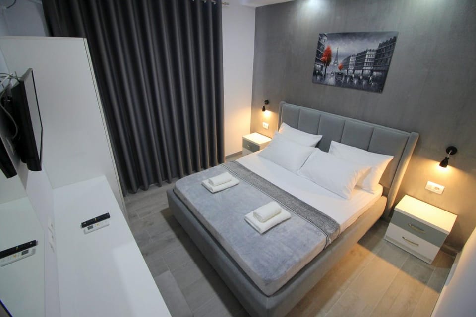 Bed, TV and multimedia, Photo of the whole room, Bedroom