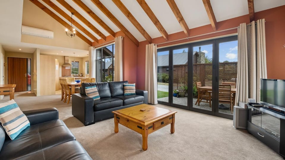 Patio, BBQ facilities, TV and multimedia, Balcony/Terrace, Kitchen or kitchenette, Seating area, Dining area