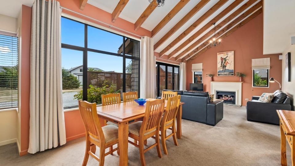 Garden, TV and multimedia, Living room, Seating area, Dining area