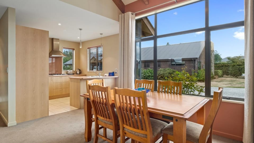 Coffee/tea facilities, Kitchen or kitchenette, Dining area