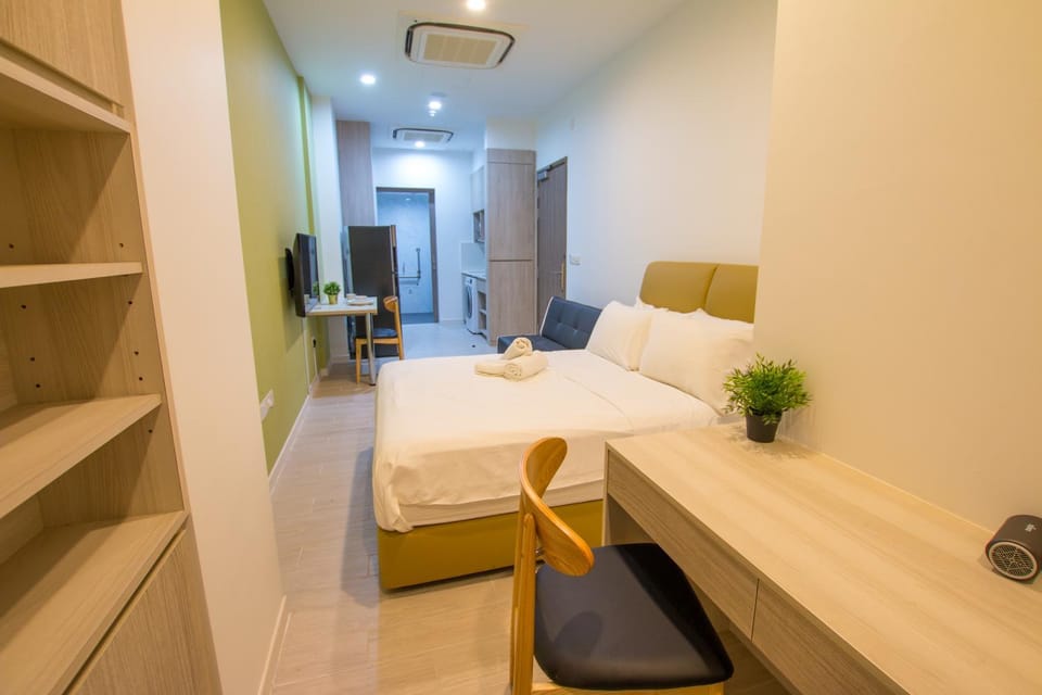 Bed, Living room, Photo of the whole room, Seating area, Bedroom