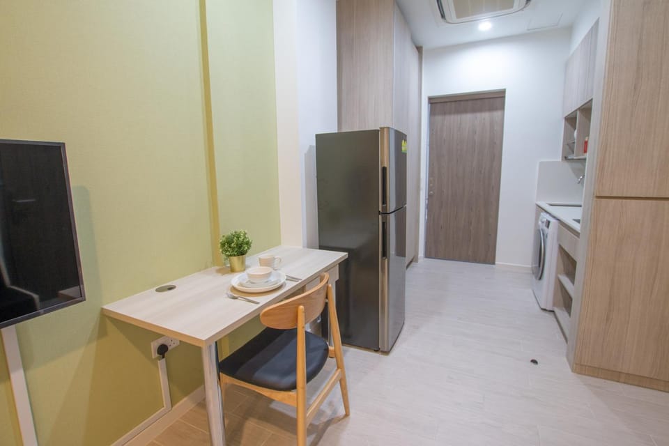 Kitchen or kitchenette, Dining area, washing machine, dryer