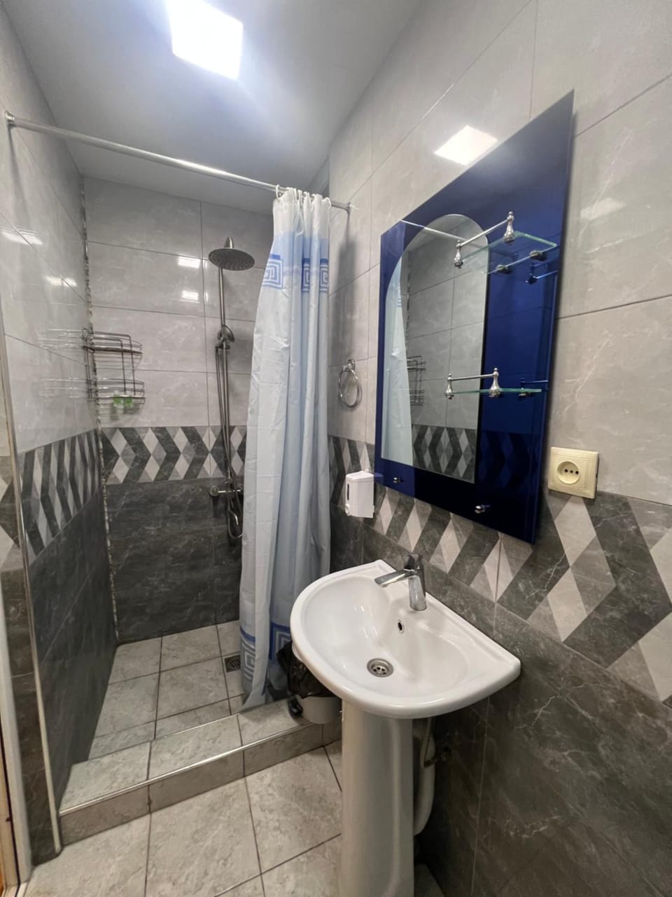 Shower, Toilet, Bath, towels