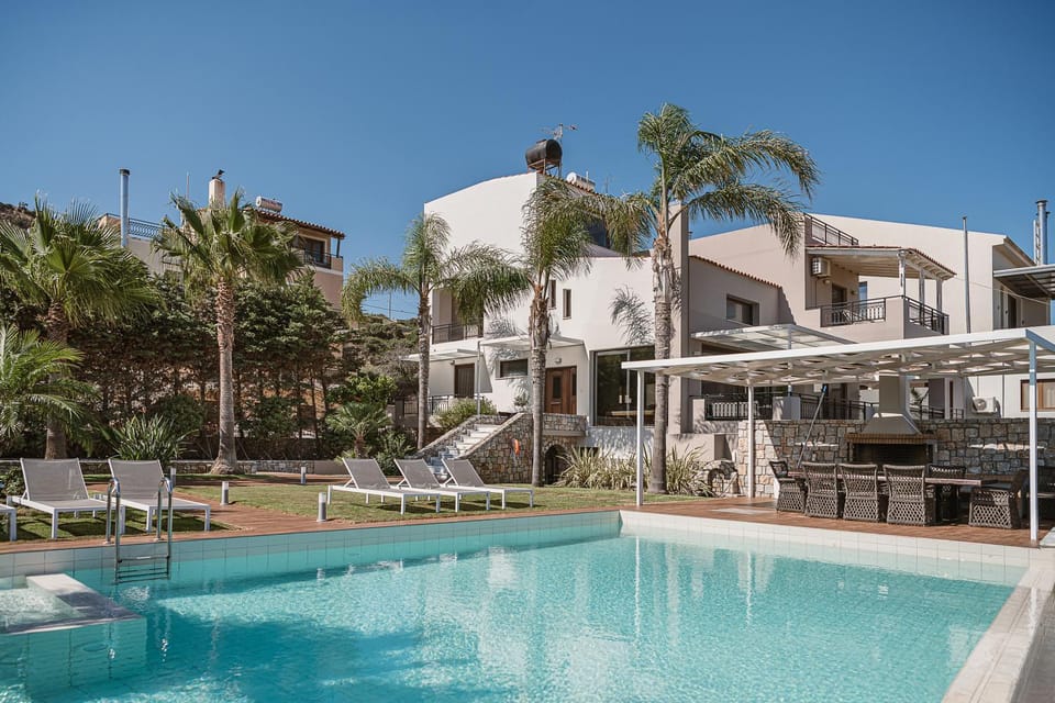 Property building, Day, Pool view, Swimming pool, sunbed