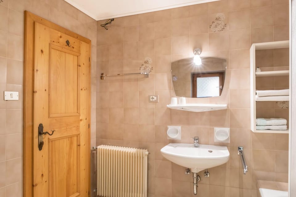 Bathroom, Living room