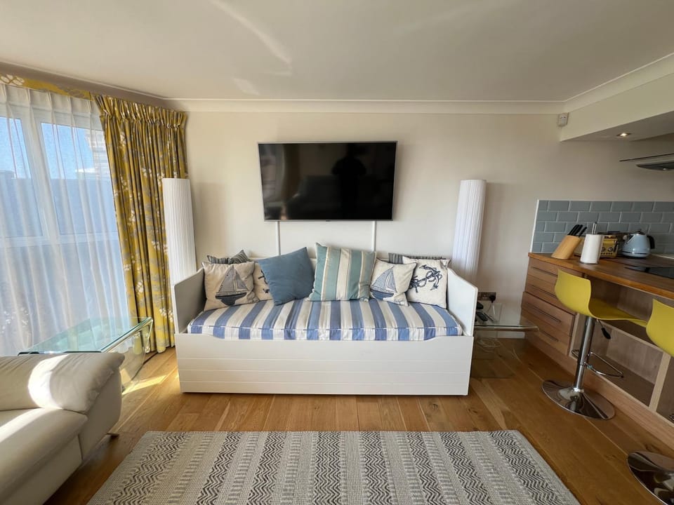 Barton on Sea self contained, stunning sea views House in New Forest District