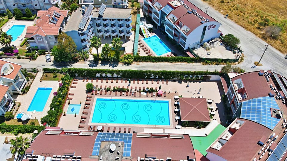 Property building, Day, Bird's eye view, City view, Pool view, Street view, Swimming pool, sunbed