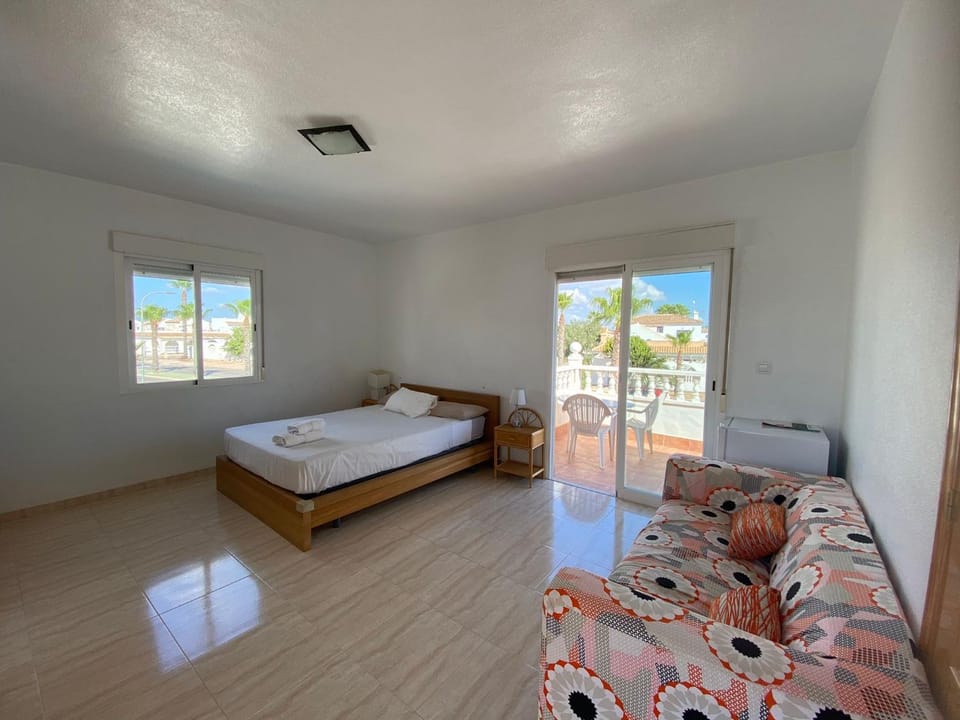 Large villa perfect for families House in Los Alcázares
