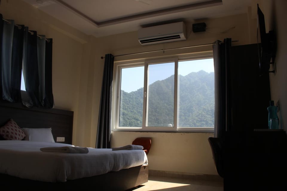 Bedroom, Mountain view