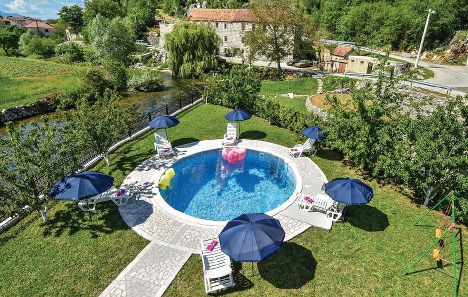 Property building, Garden, Swimming pool