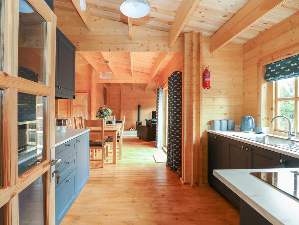 Tythe Lodge - Hot Tub Retreat in Rural Lincolnshire Family-Friendly Lodge Near Heckington House in South Kesteven District