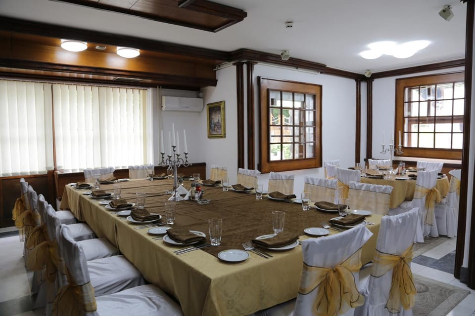 Restaurant/places to eat, Banquet/Function facilities, Alcoholic drinks, Non alcoholic drinks