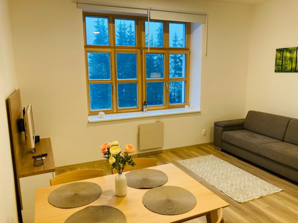 TV and multimedia, Living room, Seating area, Dining area