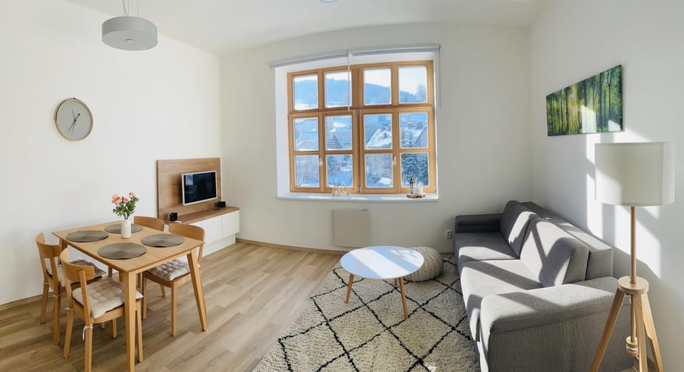TV and multimedia, Living room, Seating area, Dining area