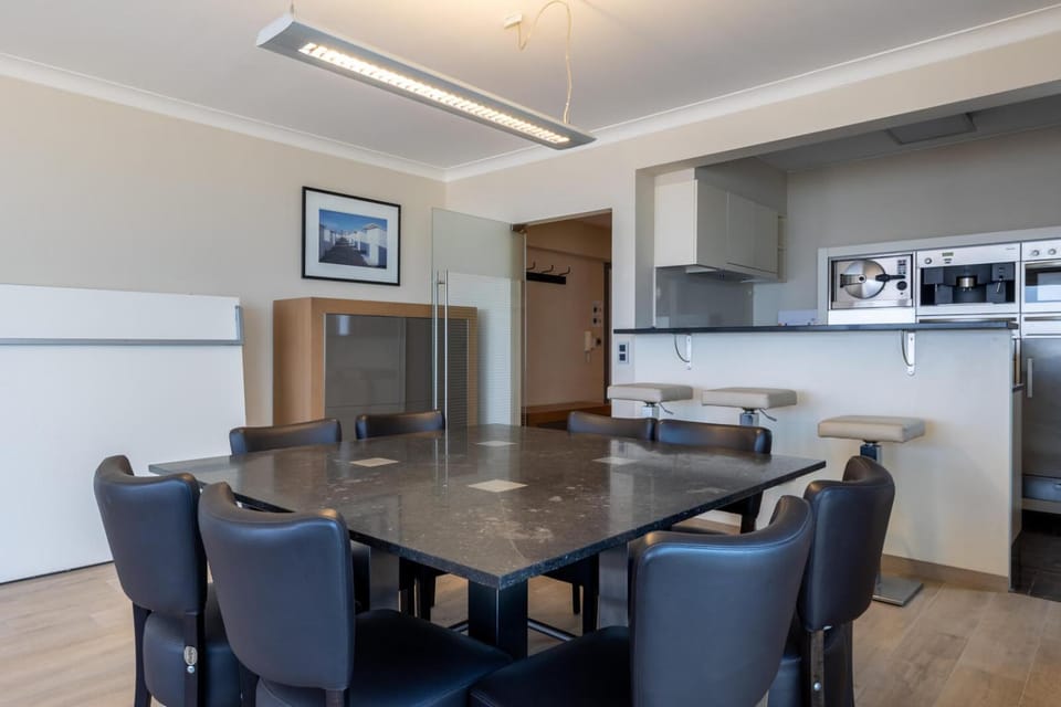 Kitchen or kitchenette, Living room, Seating area, Dining area, oven, stove