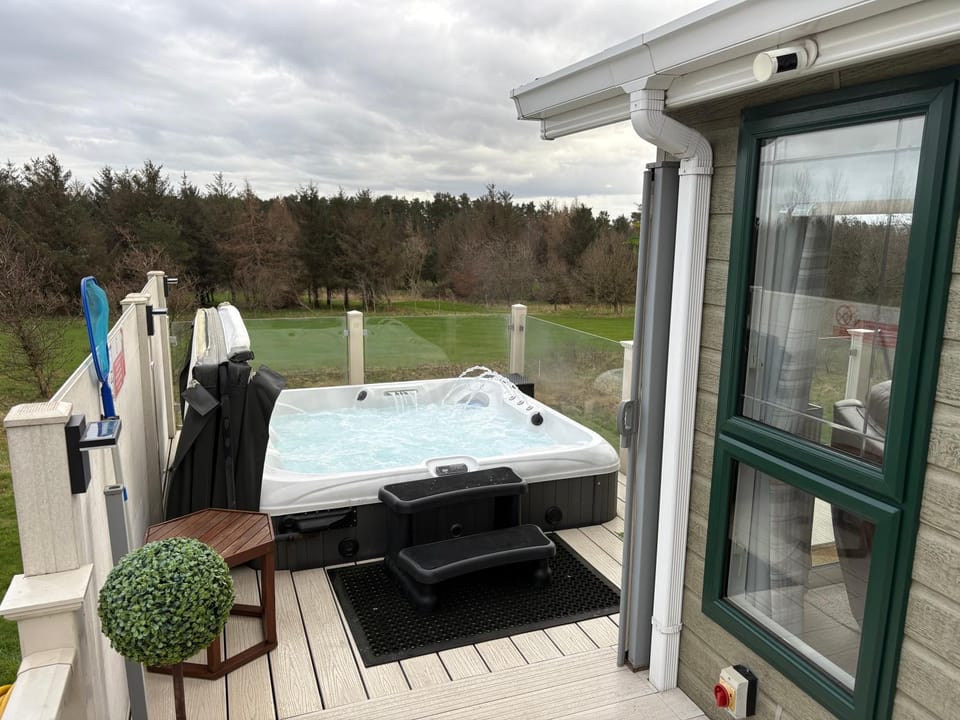 Hot Tub Lodge with Panoramic Views & Free Golf Apartment in England
