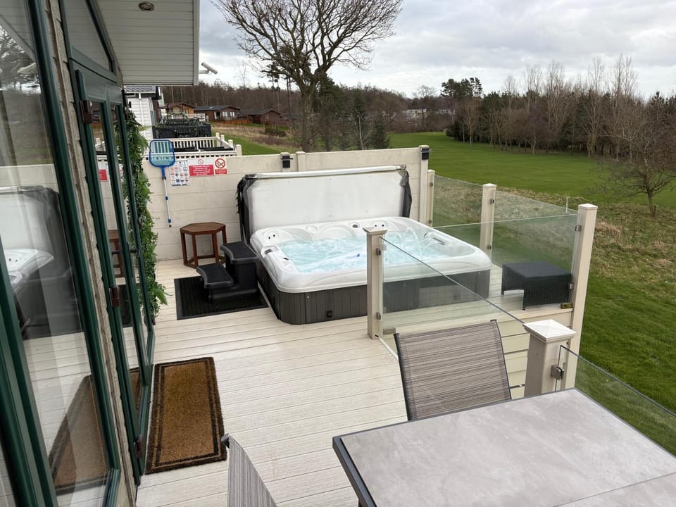 Hot Tub Lodge with Panoramic Views & Free Golf Apartment in England