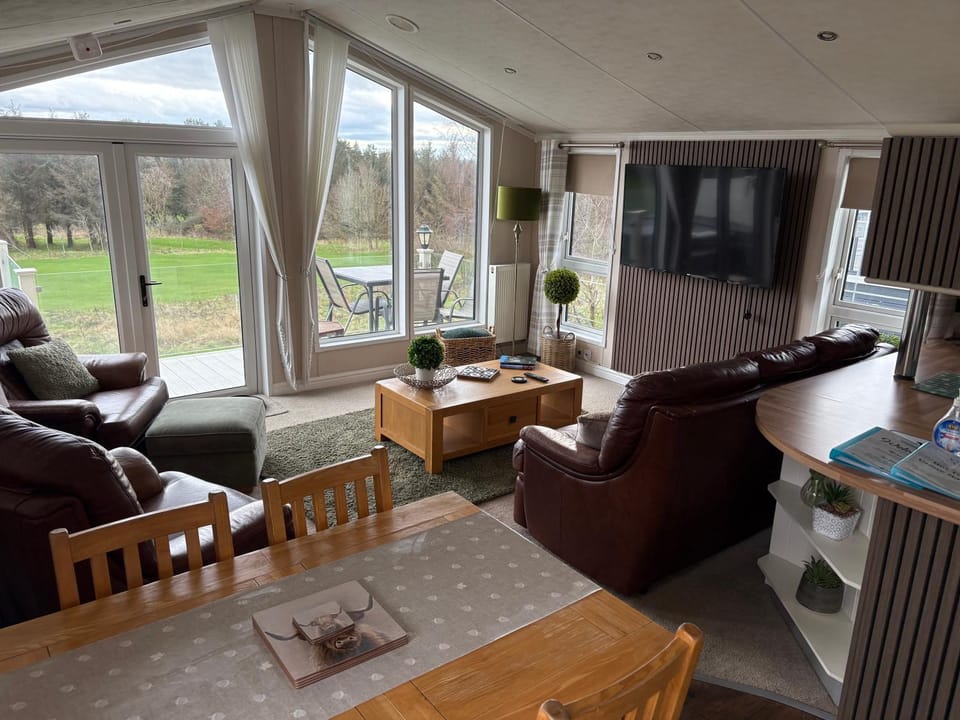 Hot Tub Lodge with Panoramic Views & Free Golf Apartment in England