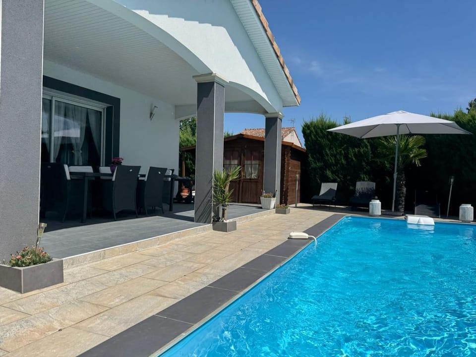 Property building, Patio, Day, Pool view, Swimming pool, sunbed