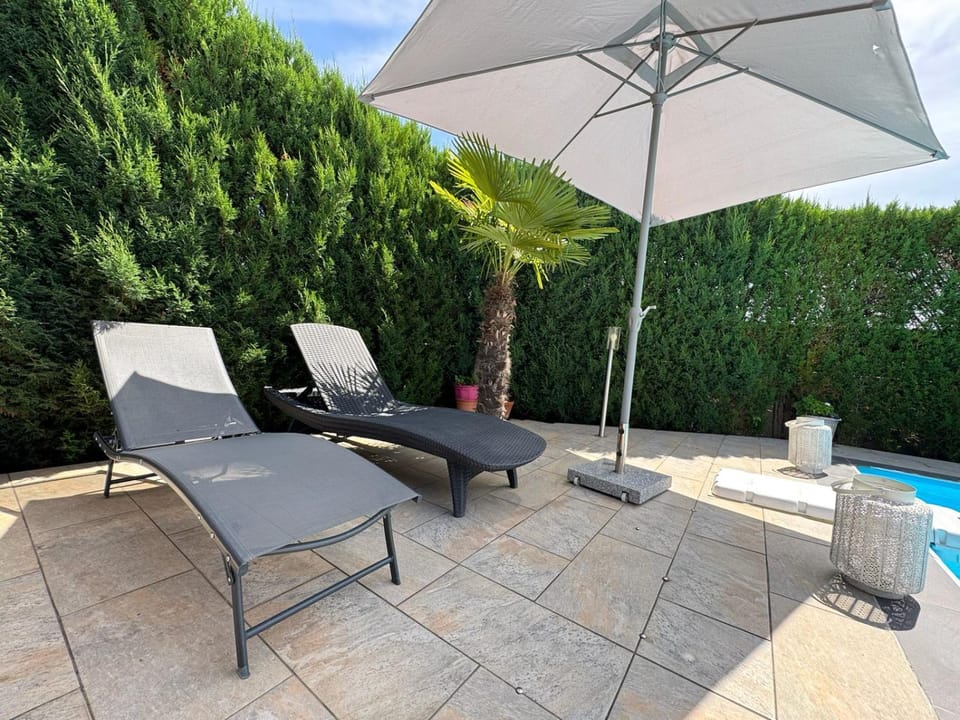 Patio, Day, Garden, Garden view, sunbed
