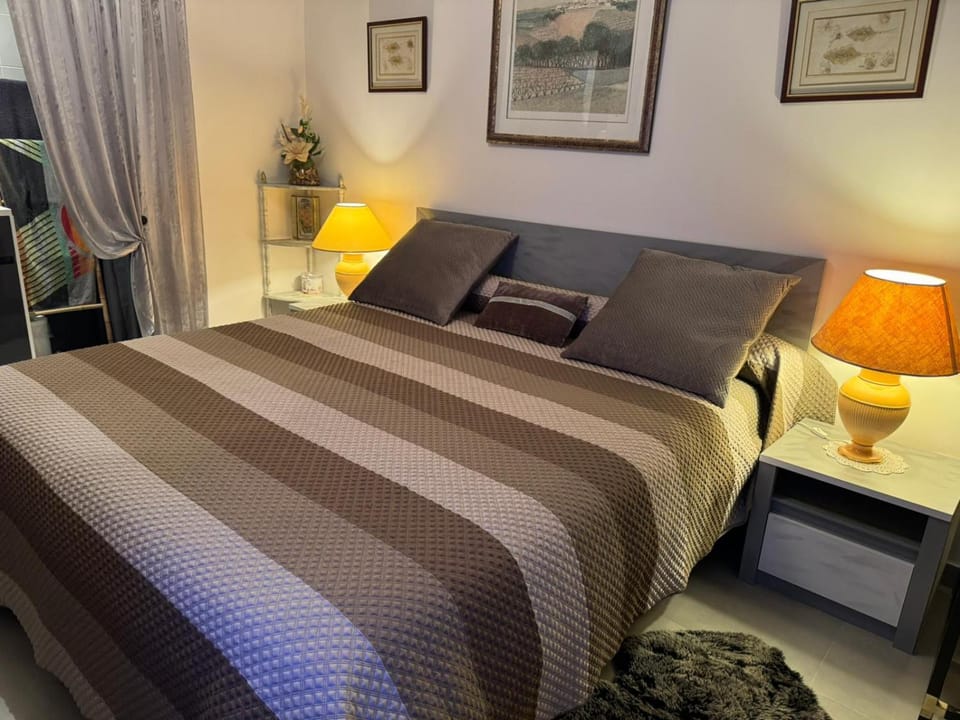 Bed, Photo of the whole room, Bedroom, Internal: Not applicable to any particular room