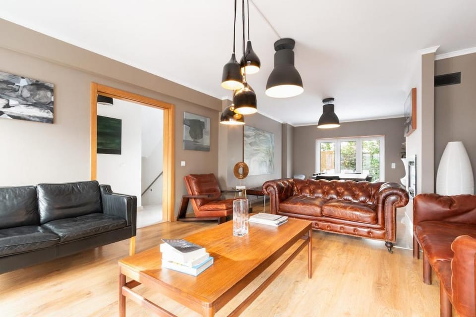 Living room, Seating area, Evening entertainment
