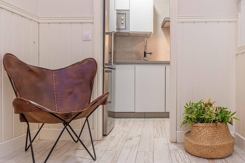 Kitchen or kitchenette, Living room, Seating area, minibar, oven