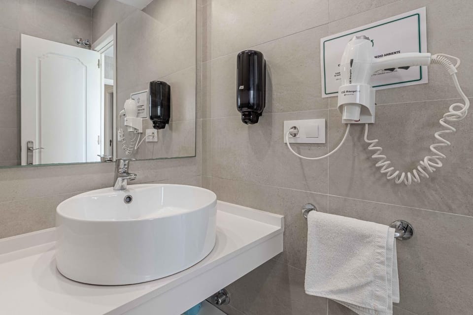 Shower, Bathroom, heating, towels