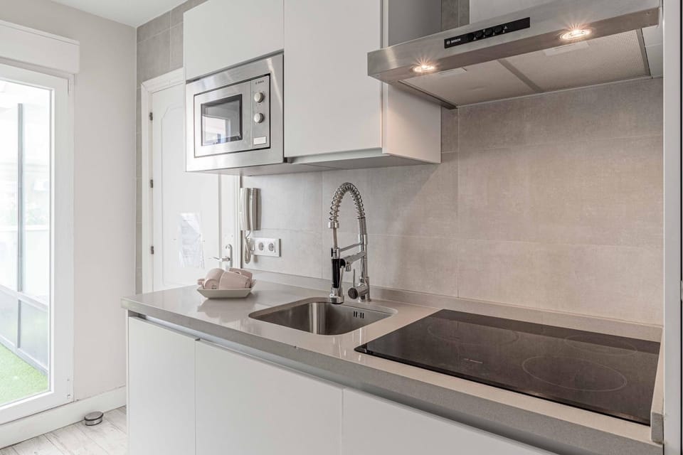 Kitchen or kitchenette, minibar, stove