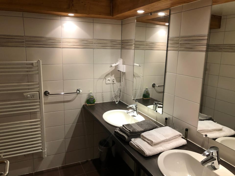 Shower, Bathroom, towels